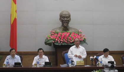 Deputy PM Nguyen Xuan Phuc (standing) addresses the working session. (Credit: VGP)