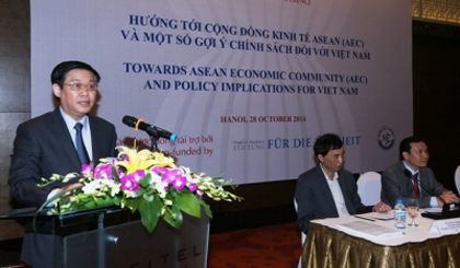Head of the Party Central Committee’s Economic Commission Vuong Dinh Hue speaks at the conference. (Credit: kinhtetrunguong.vn)