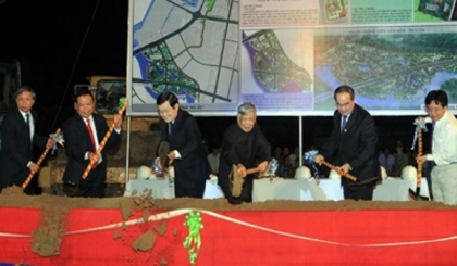 President Truong Tan Sang and other delegates shovel soil to kick off the construction of the memorial site.