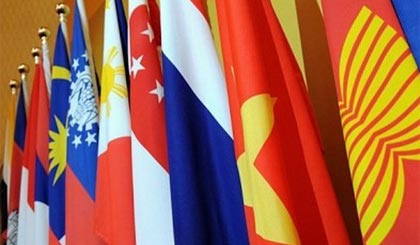 Cờ và lá cờ của các quốc gia thành viên ASEAN. Ảnh: AFP