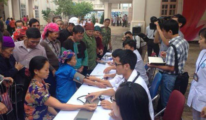    Medical check-ups and treatment held in the northern province of Dien Bien (Photo: thaythuoctre.org.vn)