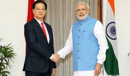 Thủ tướng Chính phủ Nguyễn Tấn Dũng chụp ảnh chung Thủ tướng Ấn Độ Narendra Modi. Ảnh: Đức Tám