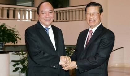 Deputy Prime Minister Nguyen Xuan Phuc (left) and his Lao counterpart Somsavat Lengsavad at a meeting in Hanoi in September (Source: VNA)