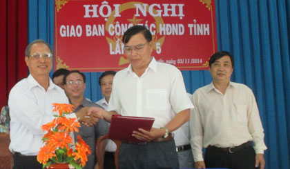 Ký kết chuyển giao đăng cai Hội nghị giao Ban HĐND các huyện, thành phố, thị xã  lần thứ 6 