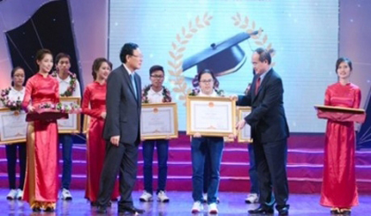 Politburo member and VFF President Nguyen Thien Nhan presents certificates of merit to outstanding students. (Credit: VGP)