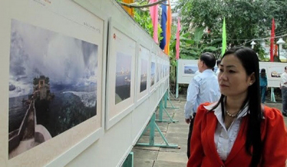 A visitor at the exhibition (Source: VNA)