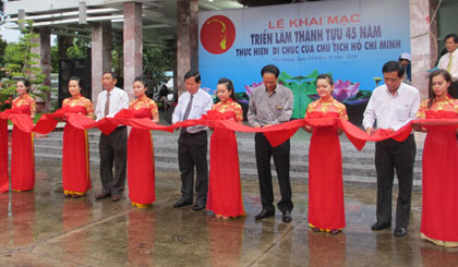 Chủ tịch UBND tỉnh Nguyễn Văn Khang cùng các đồng chí lãnh đạo các ngành cắt băng khai mạc triển lãm.