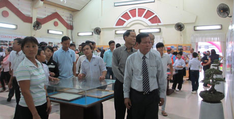 Lãnh đạo cùng nhân dân xem triển lãm.