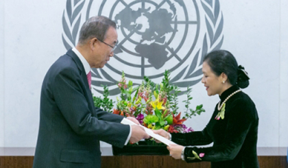 Ambassador Nguyen Phuong Nga presents the credential to UN Secretary General Ban Ki-moon. (Credit: VNA)