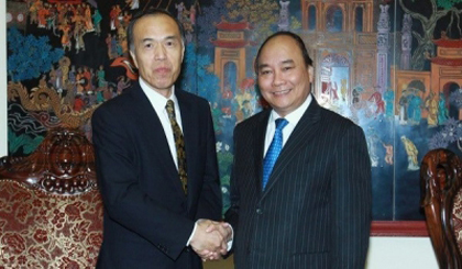 Deputy PM Nguyen Xuan Phuc and Professor Kozo Yoshida
