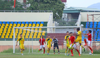 TQN (red uniform) played friendly match with Hai Phong FC in Cam Pha stadium on October 23. (Photo: qtv.vn).