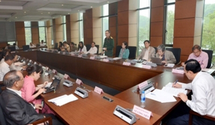 NA deputy delegations from Hai Duong, Binh Thuan, Lam Dong and Ba Ria - Vung Tau provinces discussing laws in groups during the ongoing 13th NA eighth session