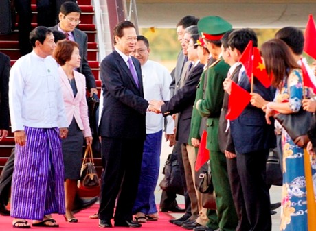 Đón Thủ tướng Nguyễn Tấn Dũng và Đoàn đại biểu Việt Nam tại sân bay. Ảnh VGP/Nhật Bắc