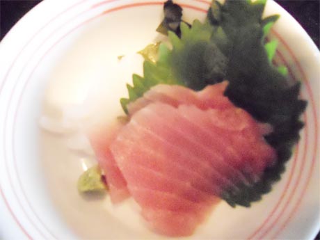 Món Sashimi chỉ có duy nhất 1 lá tía tô.