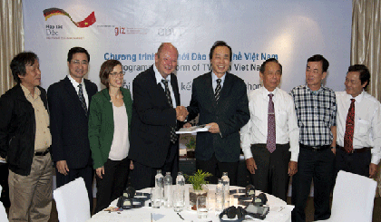     GIZ Senior Technical Advisor Mr Beate Dippmar (fourth from left) and Director General of Directorate of Vocational Training Mr Duong Duc Lan at the event. (Photo: Hoang Anh).