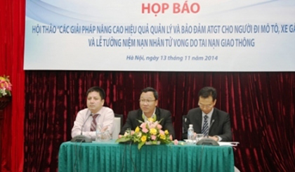 Vice Chairman of the National Committee for Safety Traffic Khuat Viet Hung (centre) chairs the press conference (photo: atgt.vn)