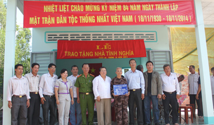  Trao nhà tình nghĩa cho bà Phạm Thị Nên.