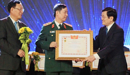 President Sang (right) presents the titles to the teachers. (Credit: VNA)