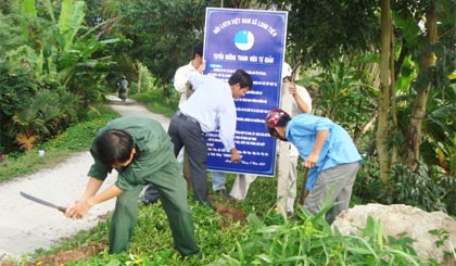 Gắn bảng “Tuyến đường thanh niên tự quản” tại xã  Long Tiên, huyện  Cai Lậy.