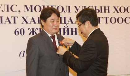 Ambassador Enkhbat is awarded the Vietnamese State’s Friendship Order at the ceremony. (VNA)
