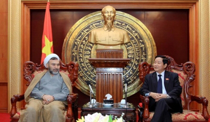 Chairman of the NA’s Committee for External Relations Tran Van Hang (right) receives Chairman of the Iran-Vietnam Parliamentary Friendship Group, Hossein Sobhaninia. (Credit: VNA)