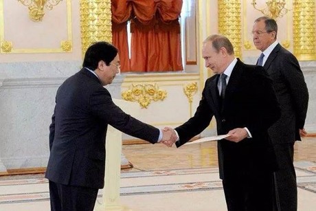 Đại sứ Nguyễn Thanh Sơn trình quốc thư lên Tổng thống Nga Vladimir Putin. Ảnh: Điện Kremlin