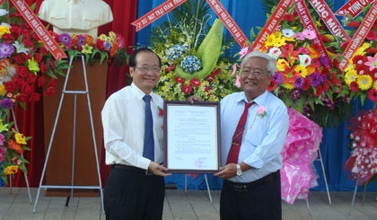 Tran Thanh Duc, Deputy Chairman handed the decision to rename the My Phuoc Tay High School High School for Mr. Dang Le Van Pham Van Thiet, My Phuoc Rector High School West