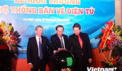 Vietnam Railways launches its e-ticket booking system at the Hanoi Railways Station on November 21 (Photo: VNA)