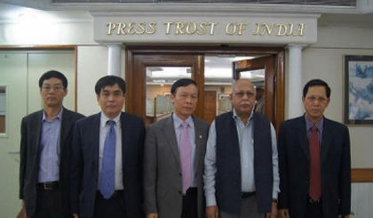 The Vietnamese delegation at the PTI headquarters