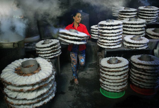  Tác phẩm “Bánh hỏi ra lò”  của Trần Đình Thương, đoạt giải nhất chủ đề Di sản văn hóa vật thể 