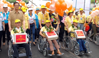 Prime Minister Nguyen Tan Dung joins thousands in a charity walk in Ho Chi Minh City in April to support people with disabilities (Soruce: VGP)