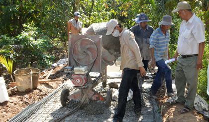 join hands to build the road into the village