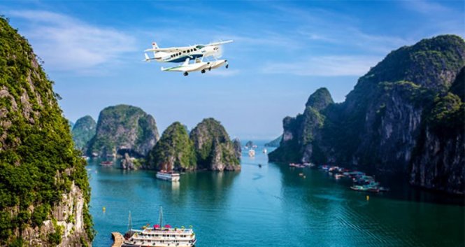 Khám phá vịnh Hạ Long từ thủy phi cơ. Ảnh: absolutetravel.com