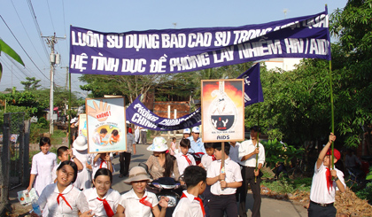 Participants join the meeting in response to World AIDS Day (IPhoto: Huu Chi)