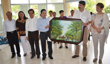 Hungarian President Ader Janos receives a gift from the provincial leaders.