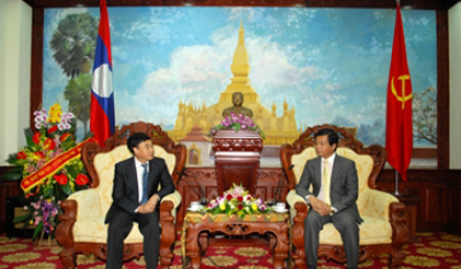 Deputy Foreign Minister Ho Xuan Son congratulates Laos on the 39th anniversary of National Day. (Credit: tgvn.com.vn)