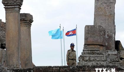 Cảnh sát Campuchia gác tại ngôi đền cổ Preah Vihear tại tỉnh Preah Vihear, cách thủ đô Phnom Penh, Campuchia khoảng 400km về phía Bắc. Ảnh: AFP/TTXVN