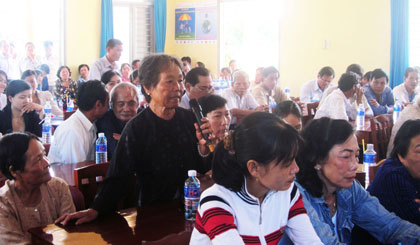 Nhiều cử tri tích cực tham gia phát biểu ý kiến tại biểu tiếp xúc cử tri.jpg