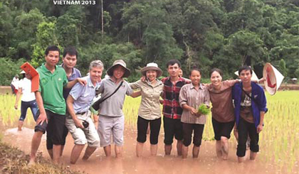   An Australian volunteer, Vietnamese partners and beneficiaries on a paddy-field. (Photo: dantri.com.vn)