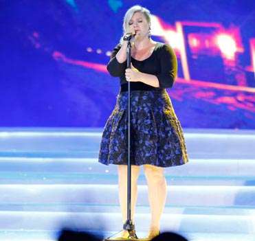 Kelly Clarkson trên sân khấu Hoa hậu Việt Nam 2014.