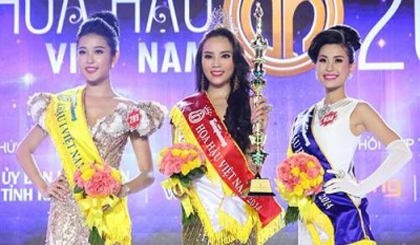 Newly crowned Miss Vietnam 2014 Nguyen Cao Ky Duyen (centre) and runners-up Nguyen Tran Huyen My and Nguyen Lam Diem Trang