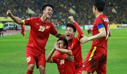 Vietnamese players celebrate their second goal scored by Van Quyet (number 10).