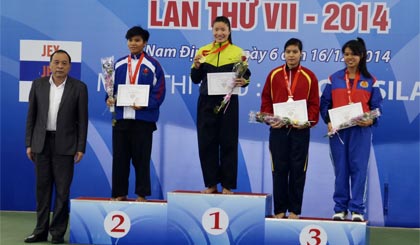 VĐV Phạm Nguyễn Huỳnh Như (bìa trái) nhận  Huy chương Bạc môn Pencak Silat.