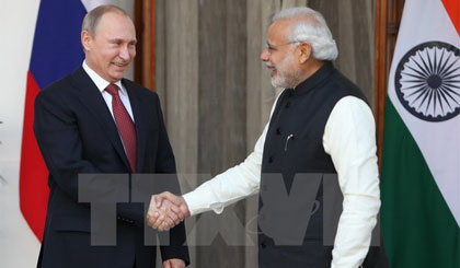 Thủ tướng Ấn Độ Narendra Modi (phải) có cuộc gặp với Tổng thống Nga Vladimir Putin (trái) tại New Delhi ngày 11/12. (Nguồn: AFP/TTXVN)