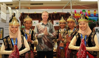 US Ambassador to Vietnam Ted Osius (middle). (Source: usembassyjakarta)