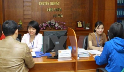 Officials at the Quang Ninh provincial Tax Department explain tax policies to the payers. (Credit: VNA)