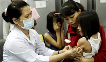 Children receive measles-rubella shots at Ho Chi Minh City-based Pasteur hospital (Photo: VNA)