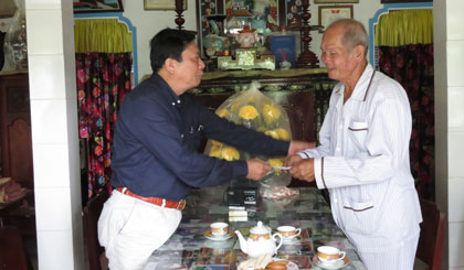 Ông Nguyễn Văn Thắng - Ủy viên Ban thường vụ tỉnh Uỷ, Chánh Thanh tra tỉnh Tiền Giang tặng quà ông Nguyễn Văn Đại, cán bộ Quân đội nghỉ hưu.JPG