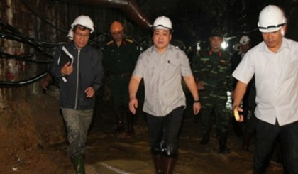 Deputy PM Hoang Trung Hai directly monitors the rescue work at the tunnel. (Credit: VGP)