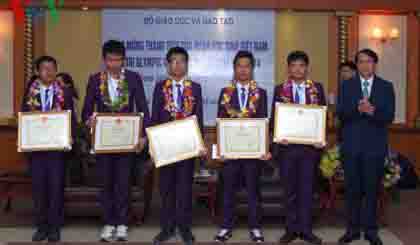 The Vietnamese delegation participating in the 11th International Junior Science Olympiad (IJSO) in Mendoza, Argentina, arrived back in Hanoi on December 17th.